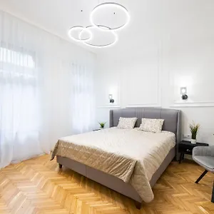  Apartment Luxurious 4bedrm 3bathrm W/ Balcony